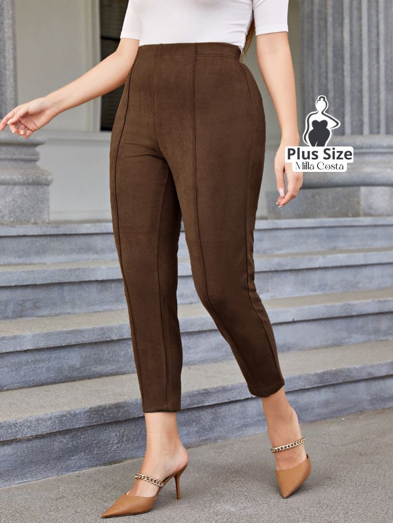 Calça Skinny em Suede com Detalhes Plus Size - Tabela de Medidas na Descrição