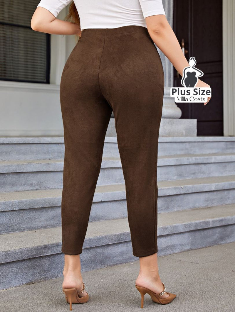 Calça Skinny em Suede com Detalhes Plus Size - Tabela de Medidas na Descrição