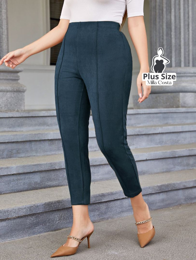 Calça Skinny em Suede com Detalhes Plus Size - Tabela de Medidas na Descrição