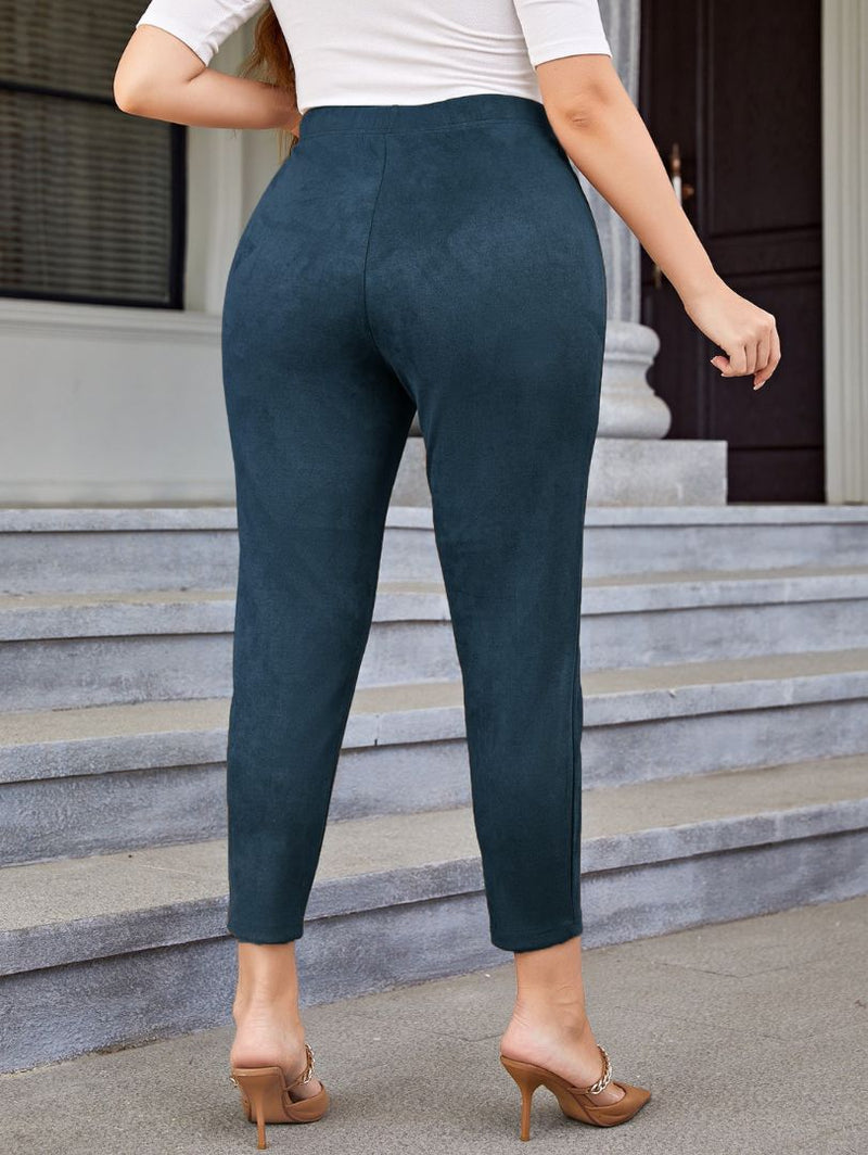 Calça Skinny em Suede com Detalhes Plus Size - Tabela de Medidas na Descrição